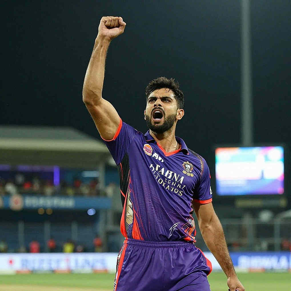 গোলাপি জার্সির হিসাব: লাহোরে পিসিবি যা দান করল, আর যে দানটির হিসাব কেউ রাখেনি